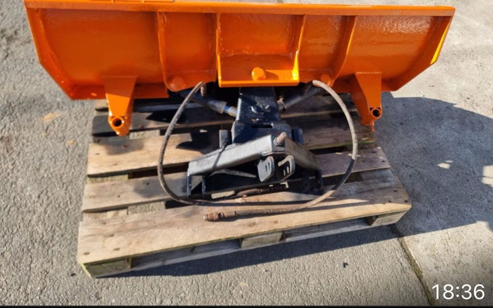 Pług hydrauliczny do odśnieżania i piaskarka