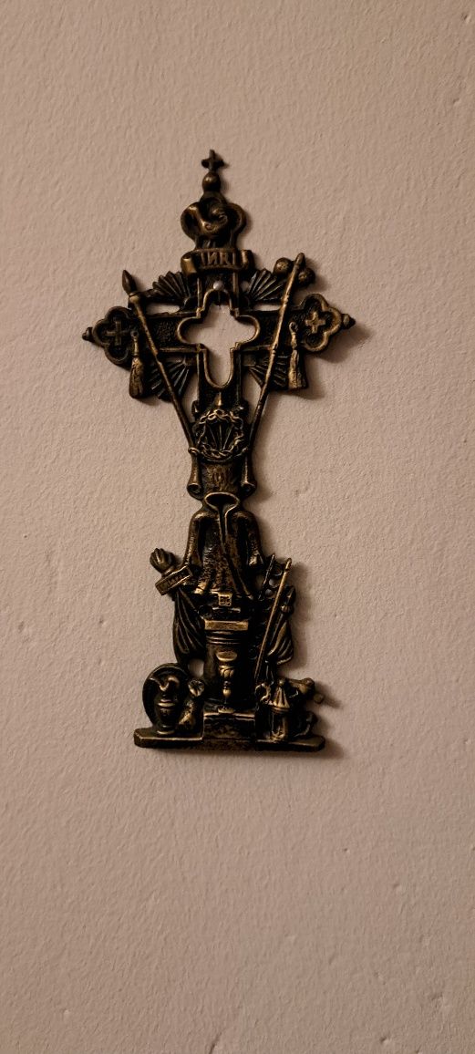 Kapliczka krzyż  z mosiądzu