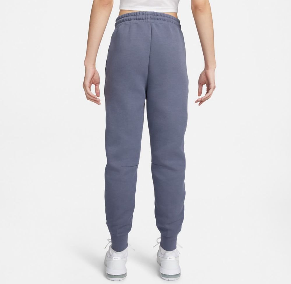 жіночий костюм Nike Sportswear Tech Fleece FB8338-003