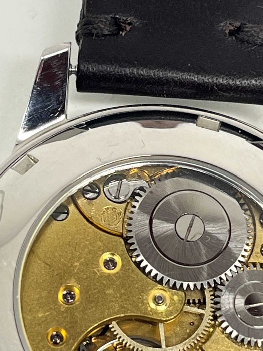 Ексклюзивний годинник Omega із срібним циферблатом