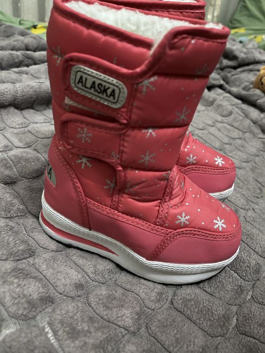 Нові зимові ботинки для дівчинки
