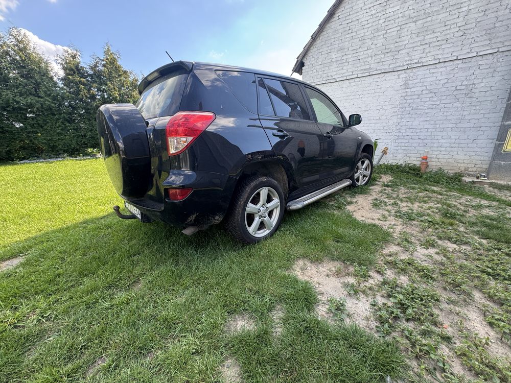 Toyota Rav4 zamienie na kombi badz sedan. USZKODZONA