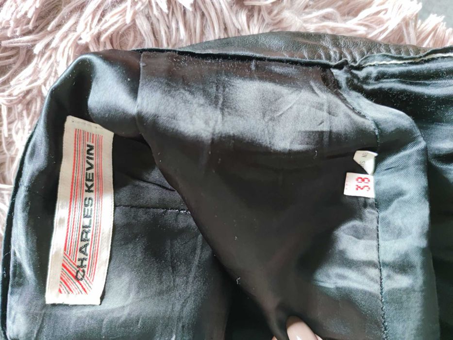 Saia de couro natural.