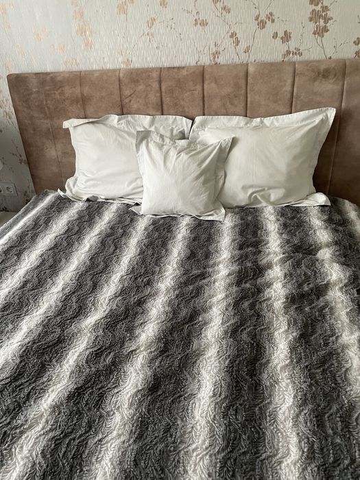 Narzuta 180x200 z poszewkami na poduszki