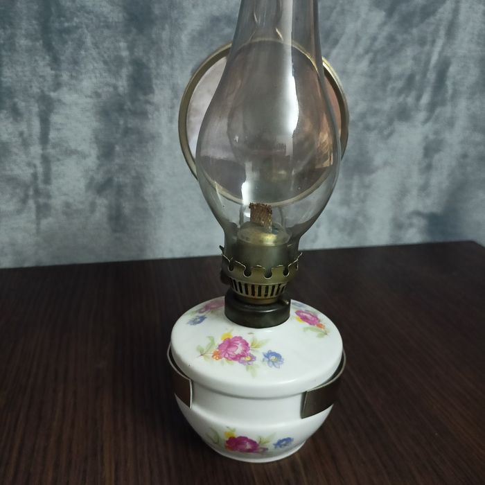 Lampka naftowa z lusterkiem