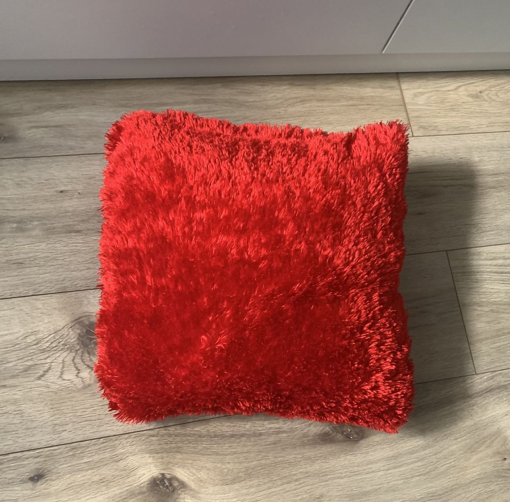 Czerwona poduszka dekoracyjna