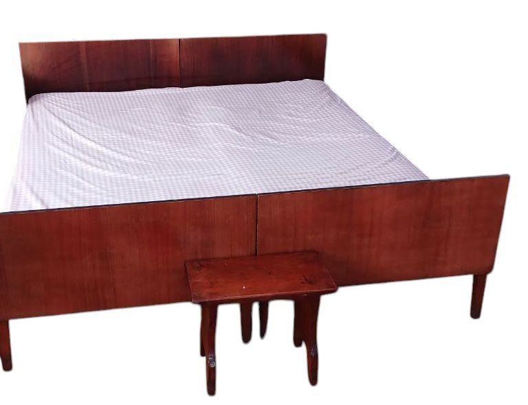 Старе двоспальне ліжко з матрасами.