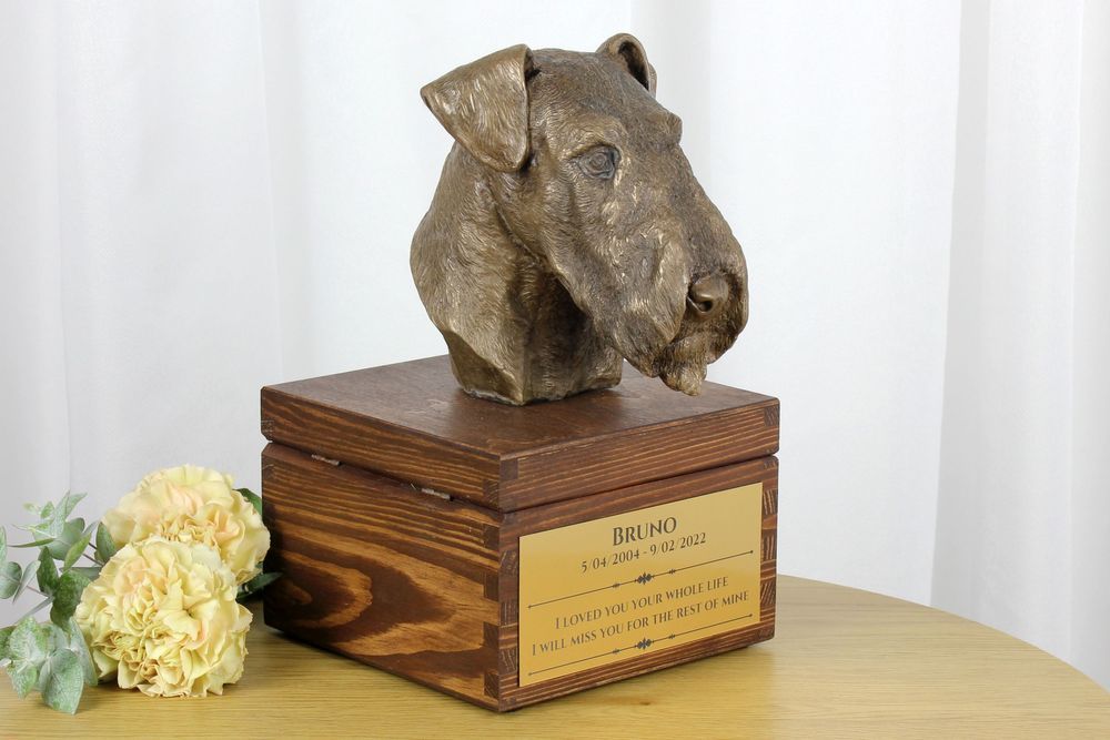 Airedale Terrier urna na skrzynce brązowa Art-Dog