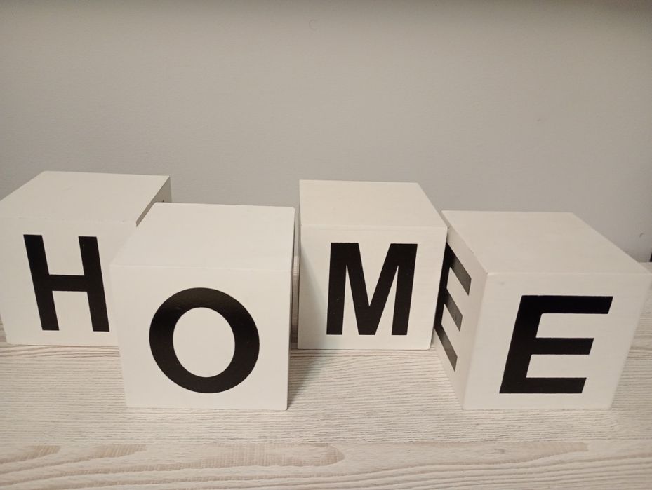 Kostki z napisem HOME