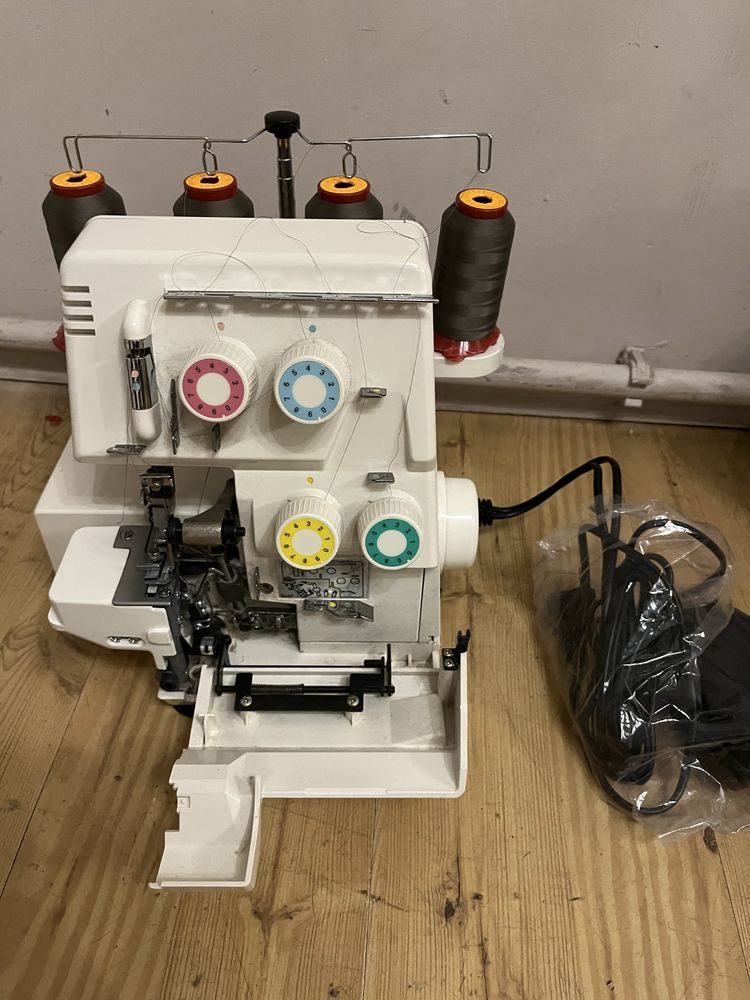 Maszyna overlok Breitner model 754 DF