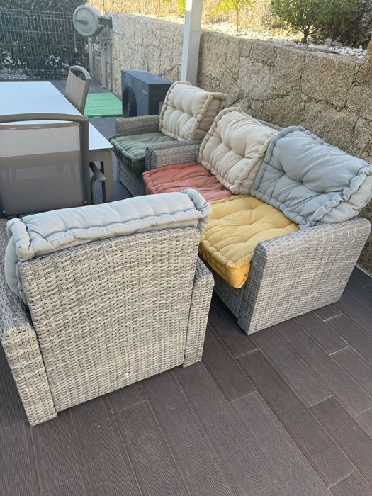 Sofas e mesa jardim