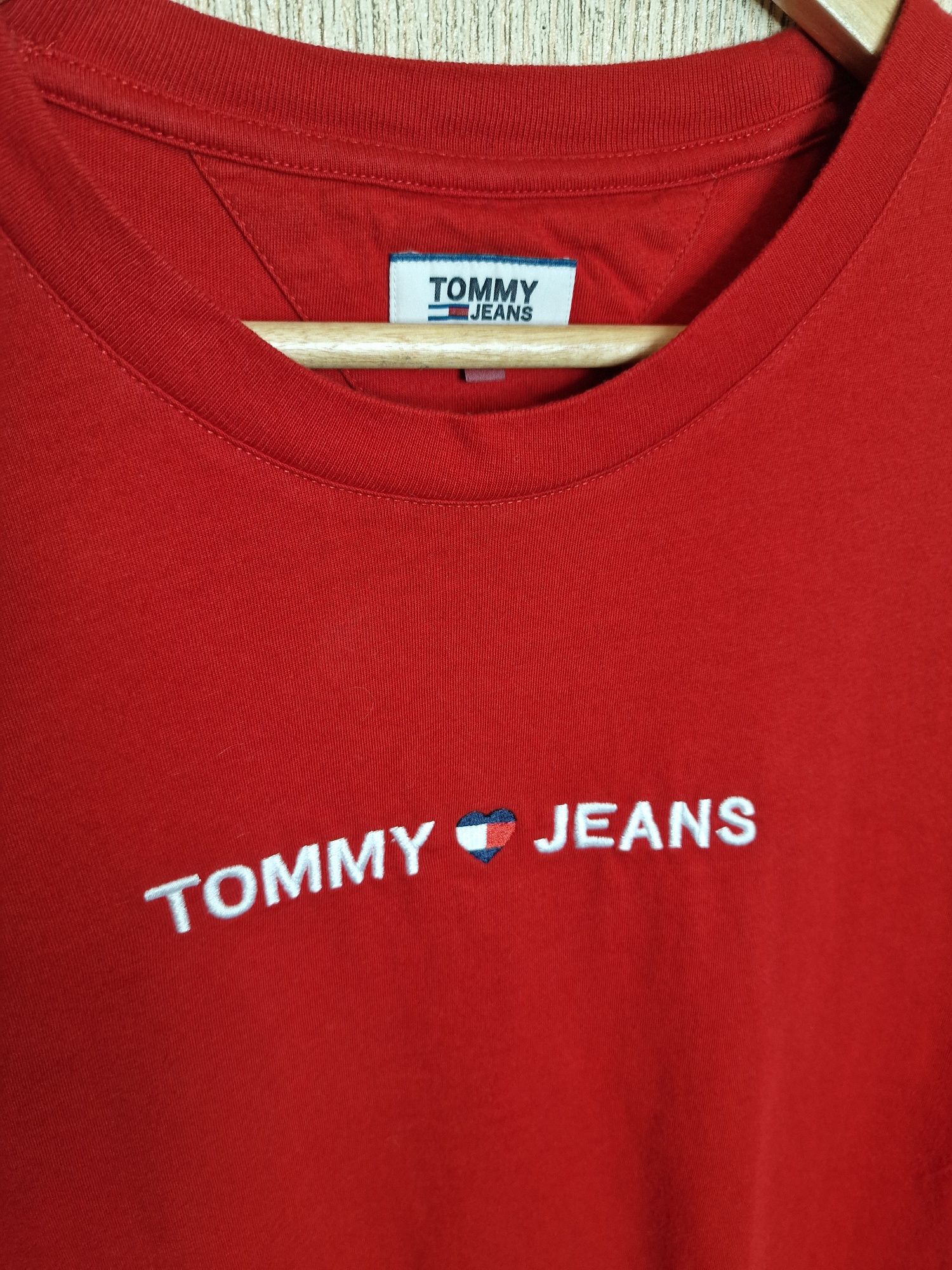 Яскрава футболка  Tommy Jeans, оригінал
бавовна 

Розмір L
але можна і