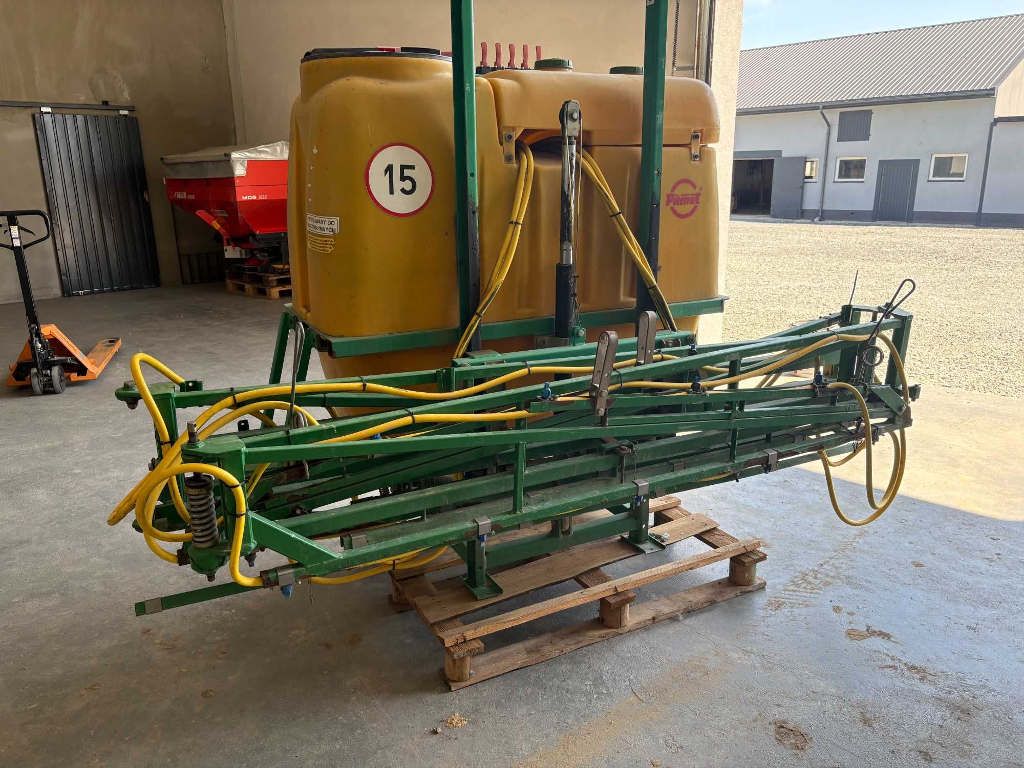 Opryskiwacz 615 hydraulicznie podnoszona belka