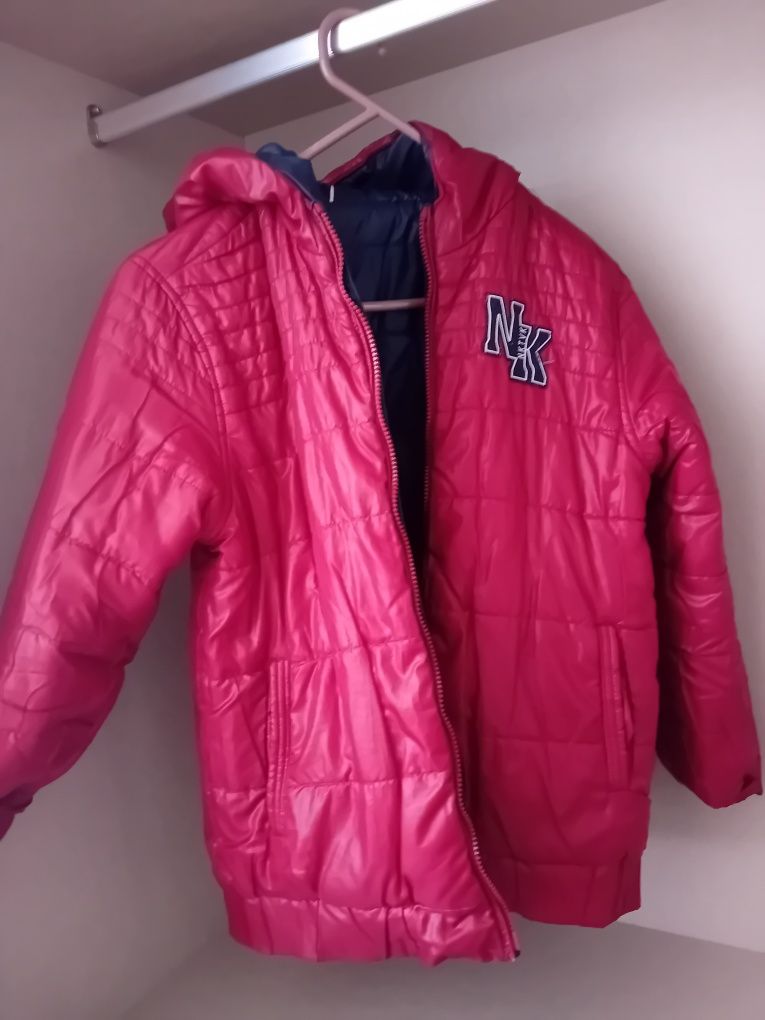 Casaco NKTVK Limted Edition com capus azul e vermelho