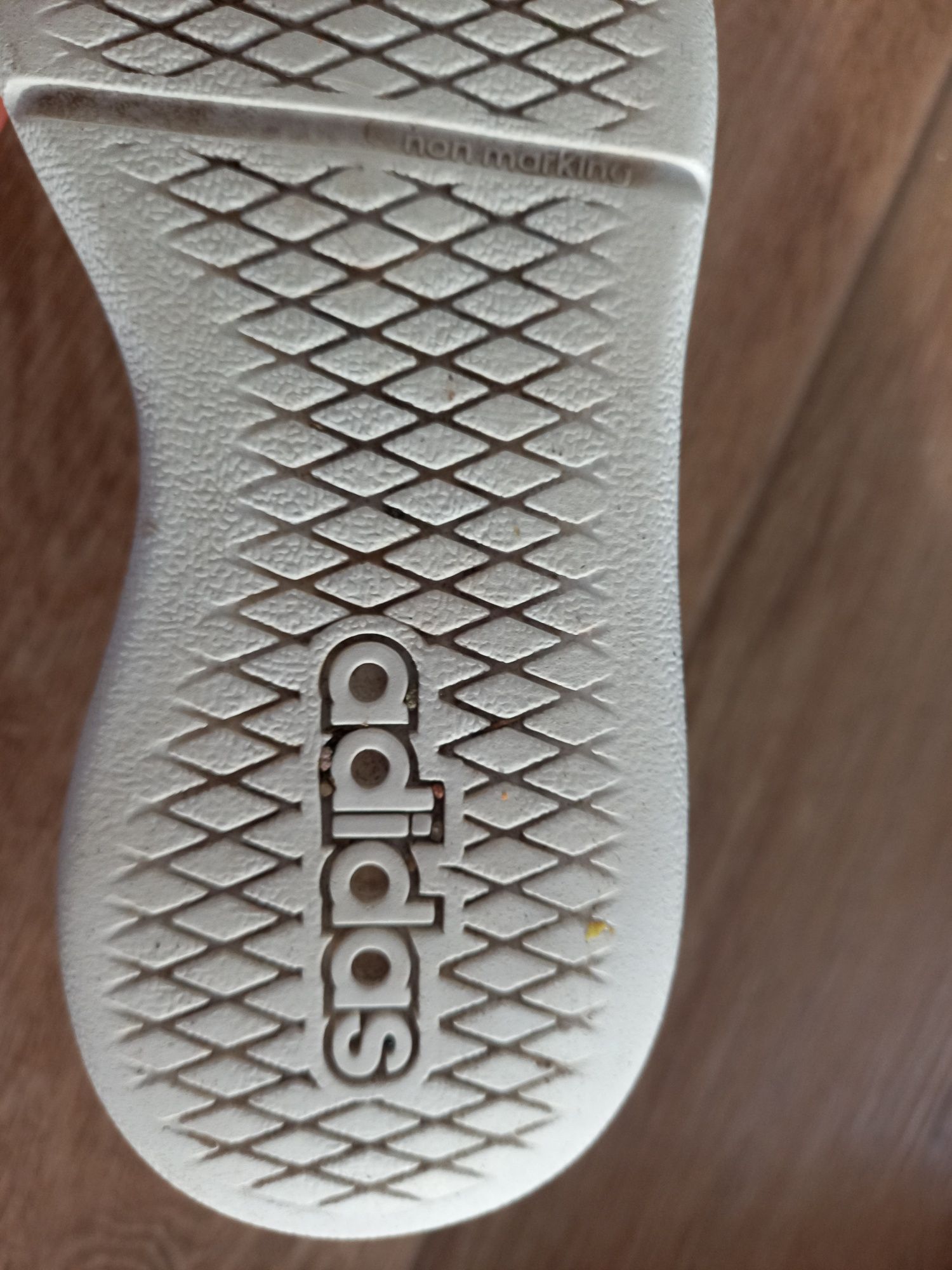 Buty dziecięce adidas.