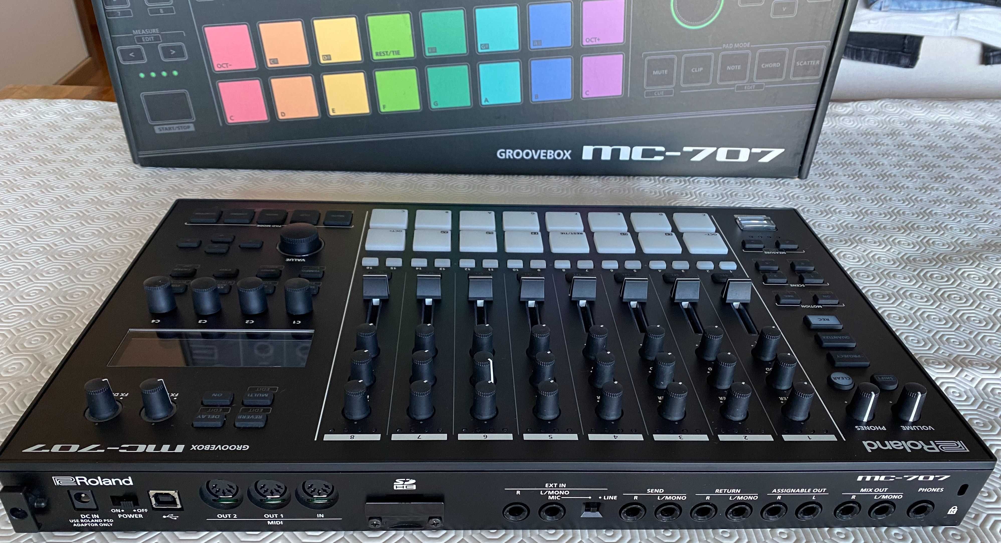 Roland MC-707 groovebox + cartão SD + extras