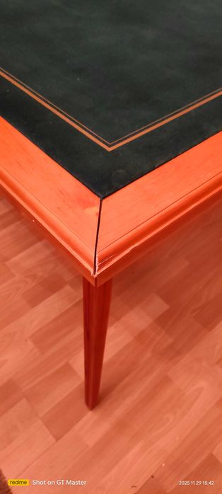 Kwadratowy stolik karciany.