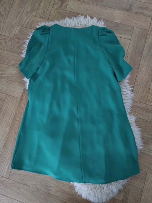 Butelkowa zieleń sukienka z bufkami krótki rękaw dekolt serek Zara XS