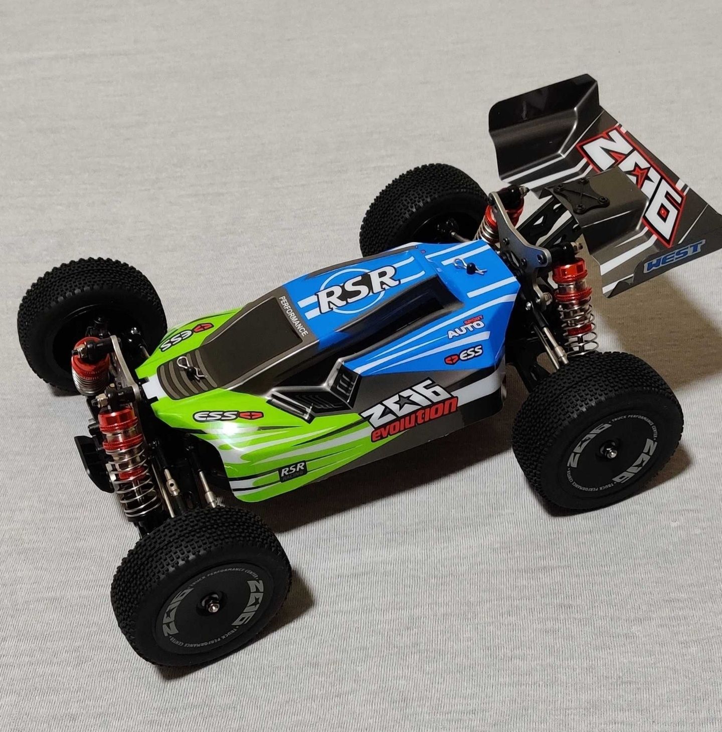 Wltoys 144001, model RC 4x4