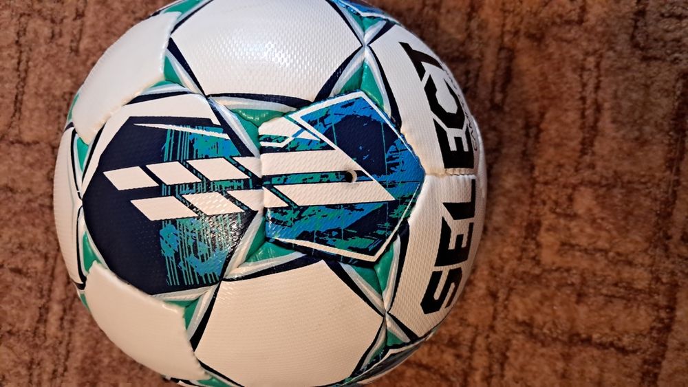 Продам мяч футбольный Select