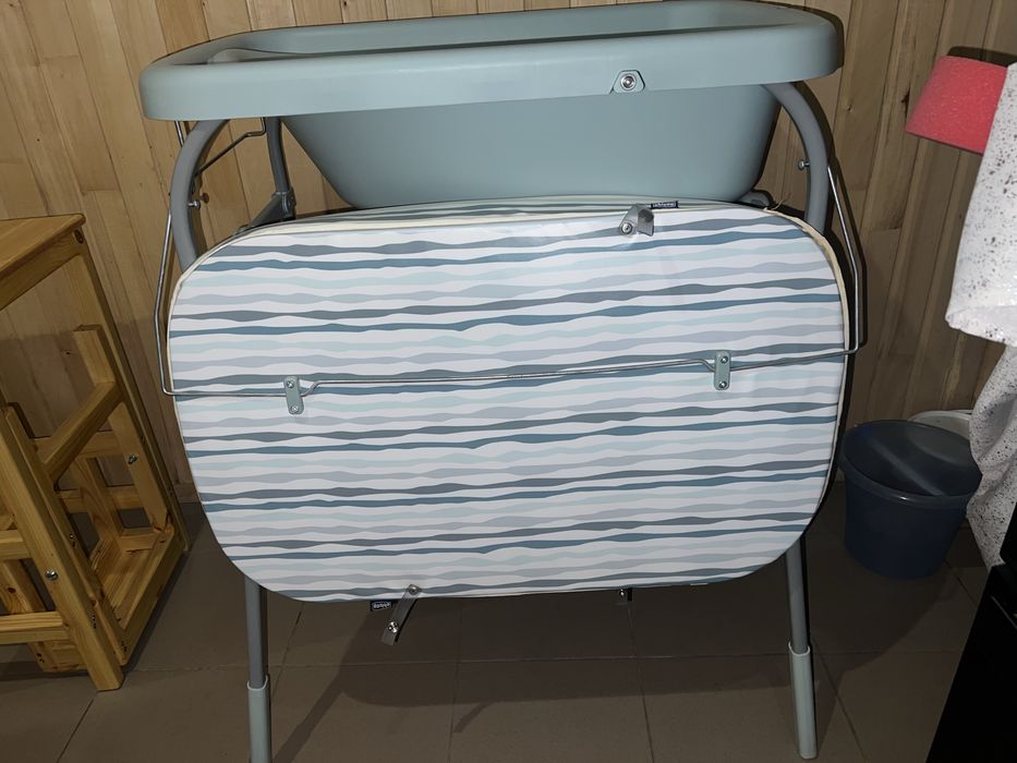 Продаю ваночку для купання зі столиком для сповивання Chicco