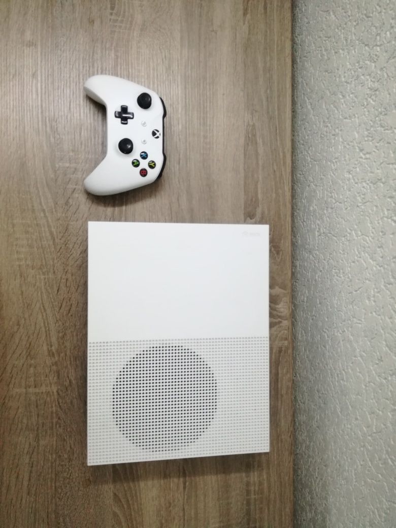 Продам Xbox one s 1TB +зарядна станція