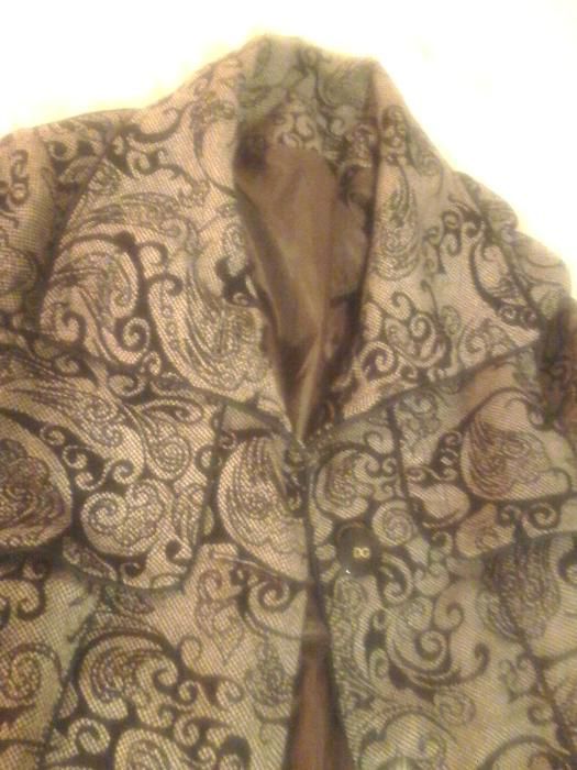 Casaco tipo gabardina, com motivos personalizados