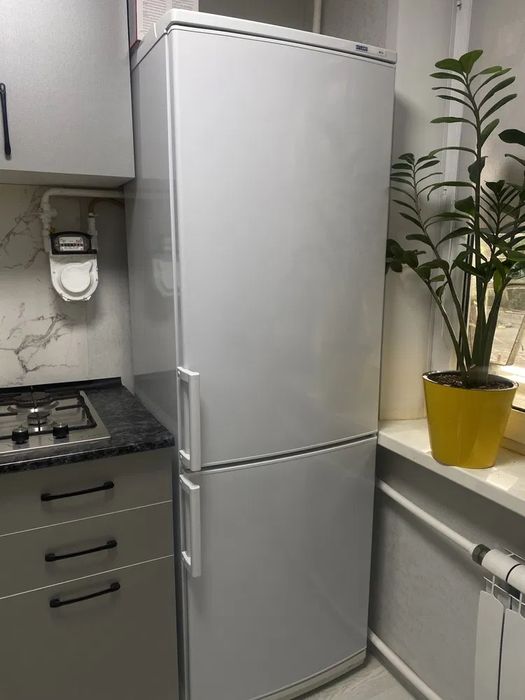 Холодильник Atlant XM 4208-000 - компактний, двокамерний, в ідеалі