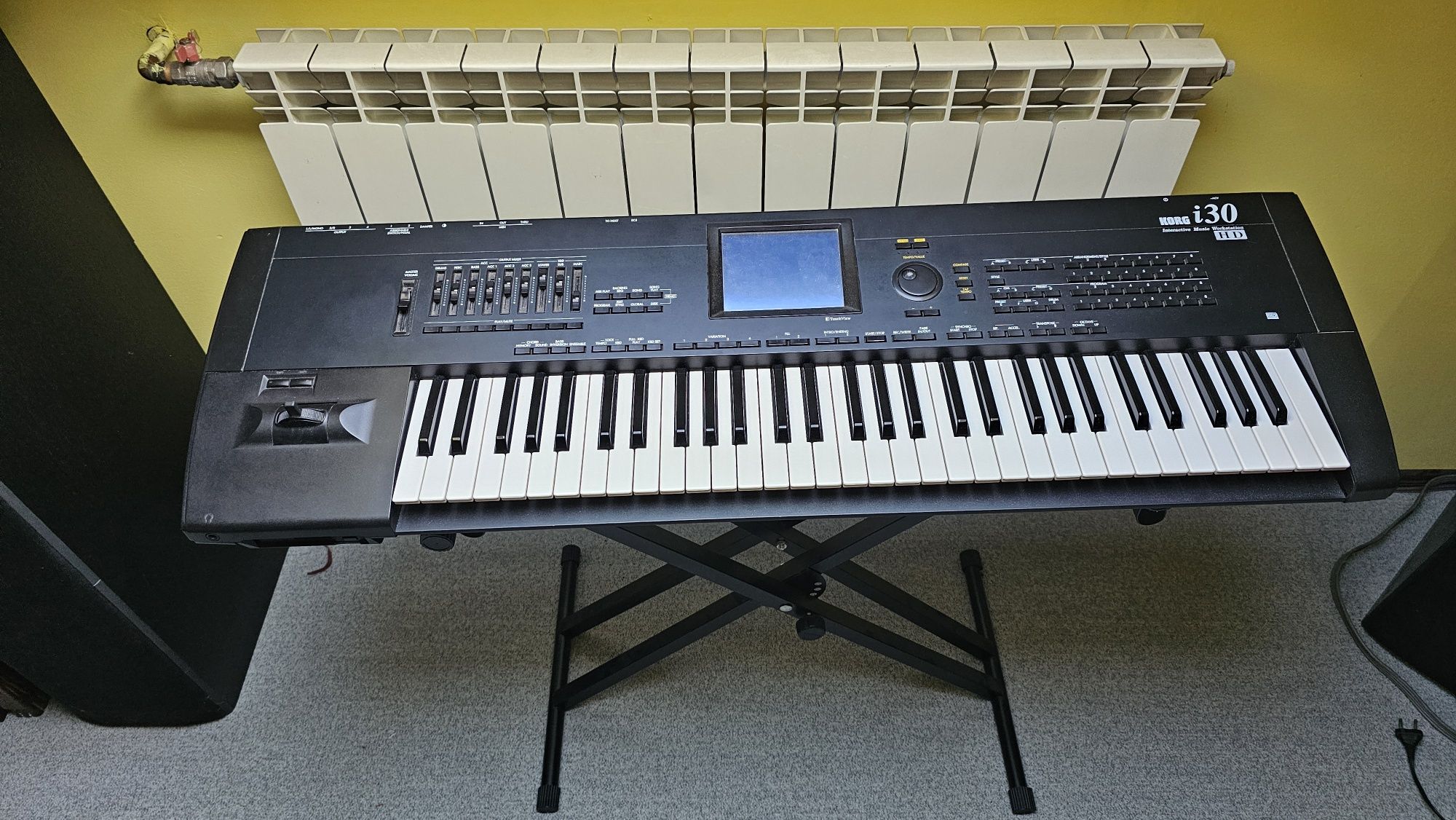 Korg i30 HD keyboard workstation