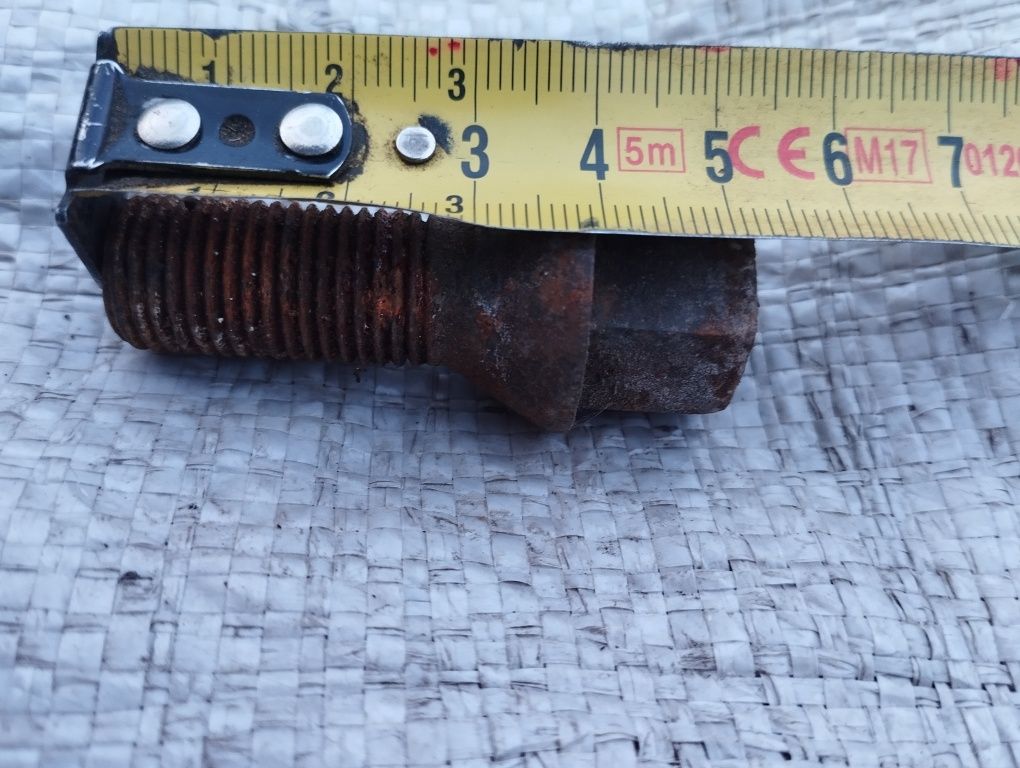 Колісні болти 14*1,25