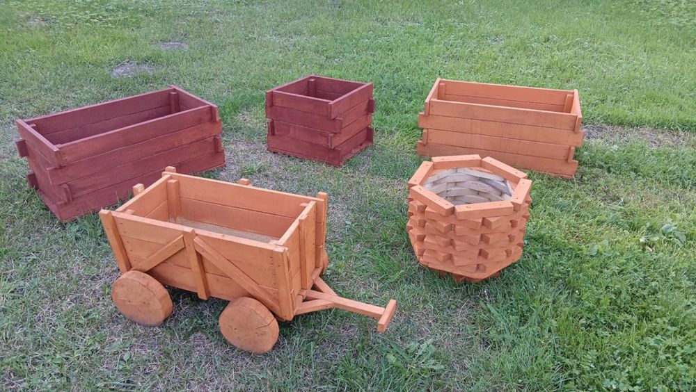 Donice, doniczki, wóz, ozdoby drewnian. Ozdoby ogrodowe e do ogrodu