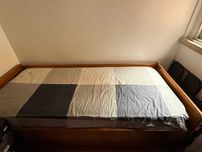 Mobília de quarto individual em pinho escuro maciço