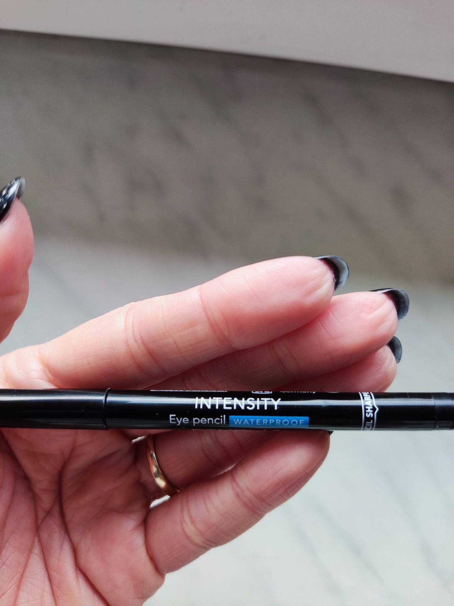 Czarna kredka do oczu Douglas make up intensity eyeliner waterproof