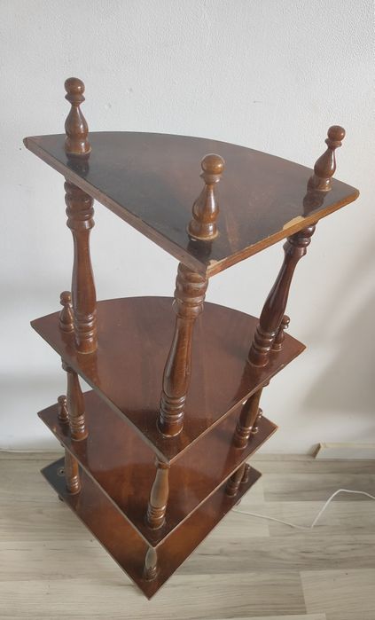 Regał narożny z półkami z drewna.