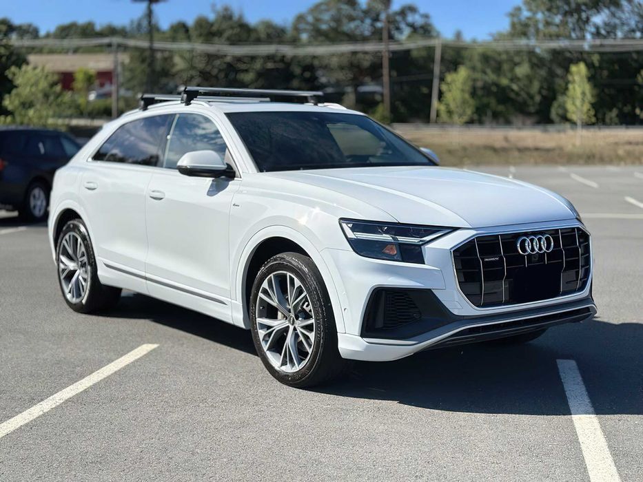 Audi Q8      2021