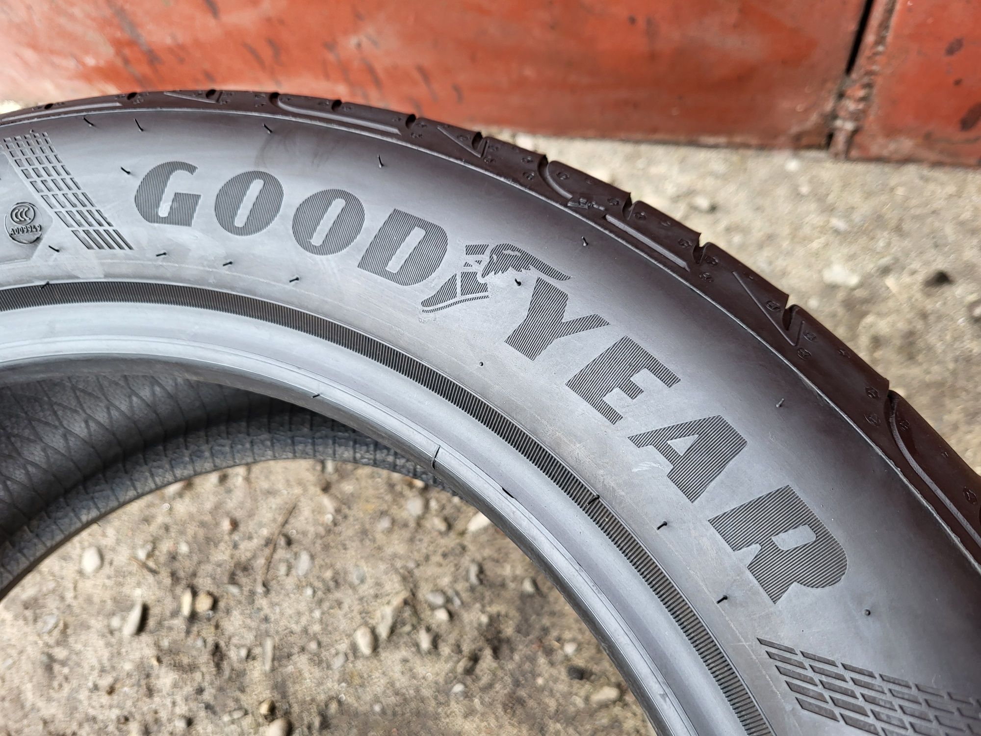 225/50/17 R17 GoodYear Eagle F1 4шт ціна за 1шт літо шини