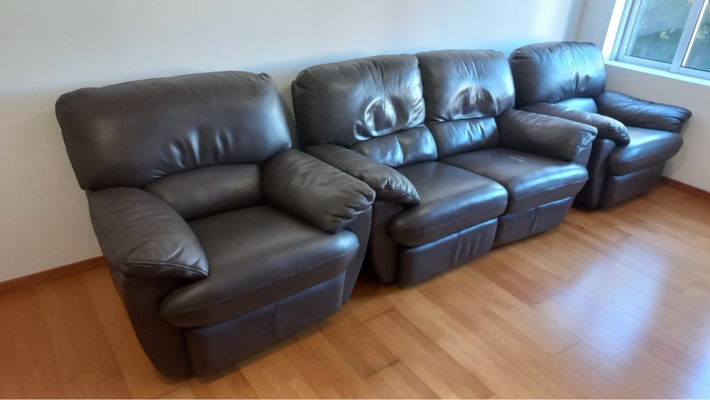 Conjunto de 3 sofas em couro.