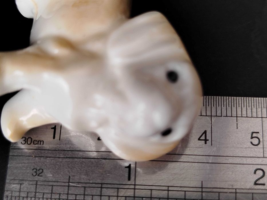 Porcelanowa figurka miniaturowa psa wyprodukowana w Japonii