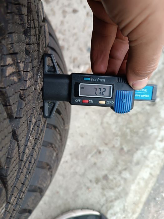 Зимові шини 215/65/17 Bridgestone Blizzak LM001