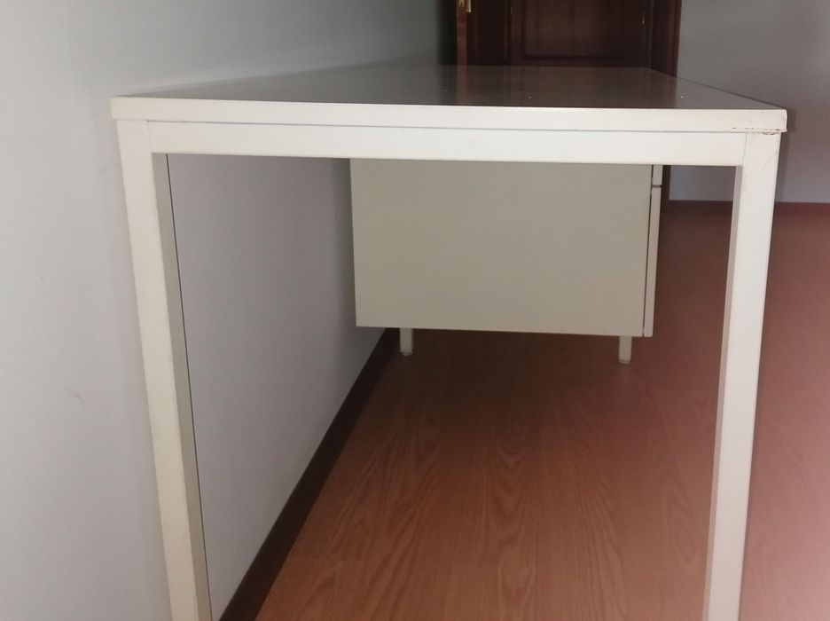 Secretária com duas gavetas