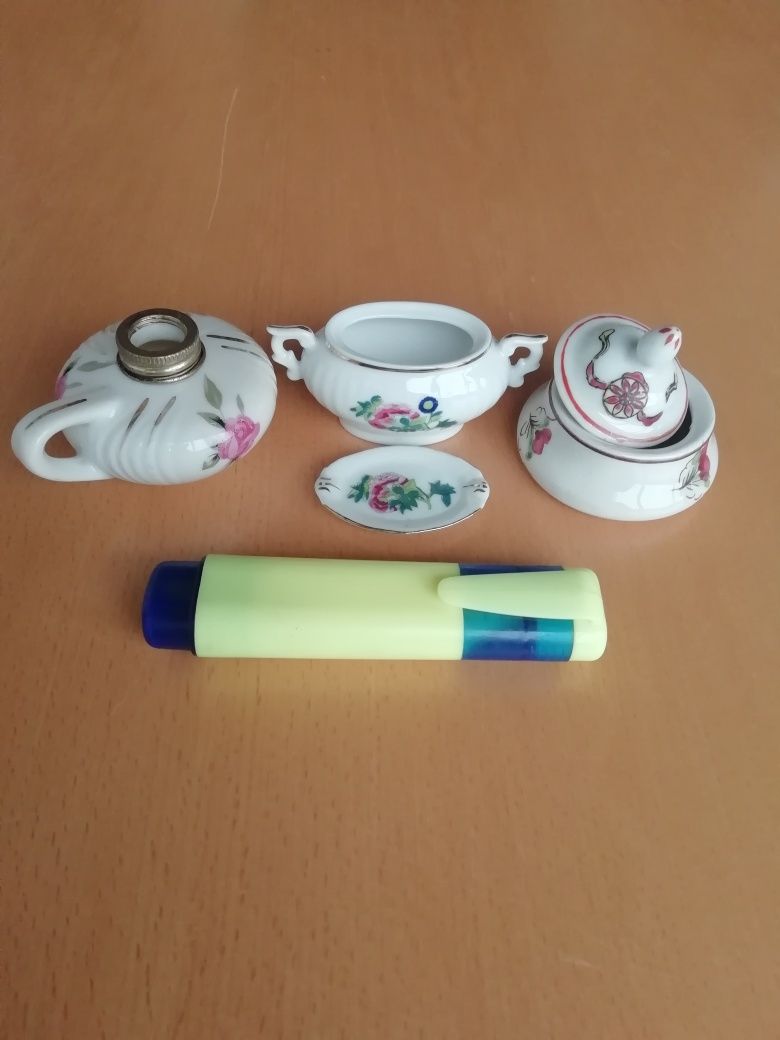 Conjunto de pequenas peças em porcelana.