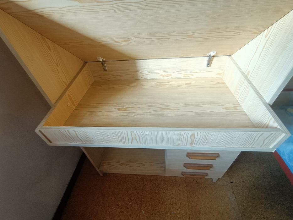 Conjunto de quarto em madeira/pinho claro