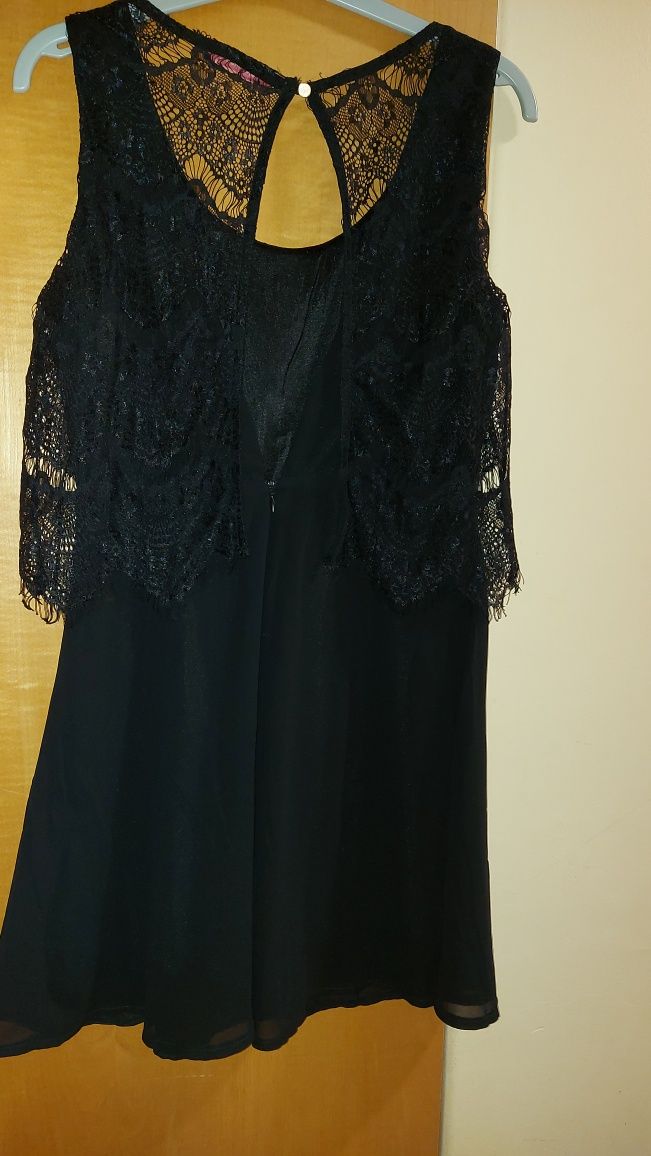 Vestido preto curto com renda