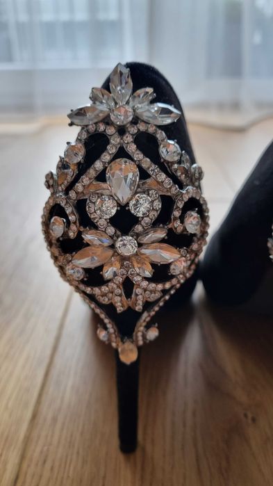 Eleganckie zamszowe obcasy z kryształkami Tulipano rozmiar 40