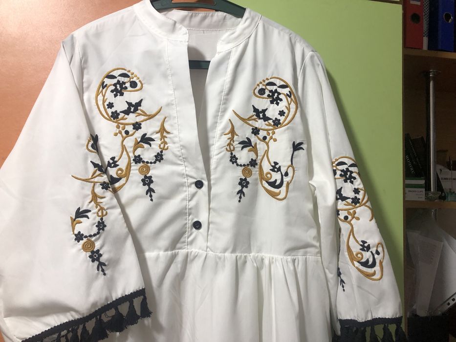 Стильна сукня-вишиванка в білому кольорі