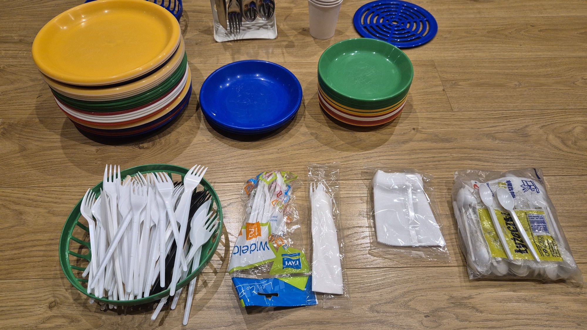 Komplet plastikowych naczyń ogrodowych na grila