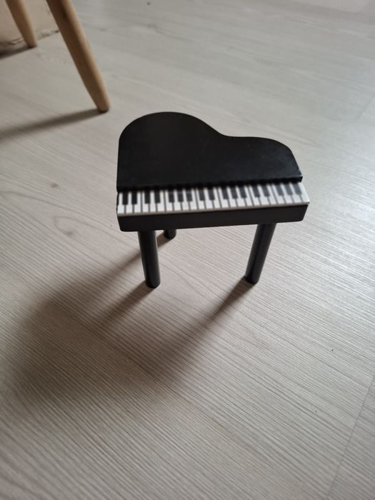 Drewniany domek dla lalek