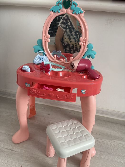 Туалетний столік, трюмо, дитячий столик