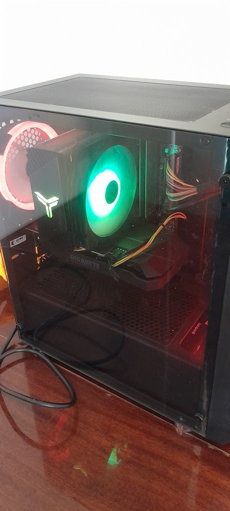 Персональний комп'ютер QUBE.