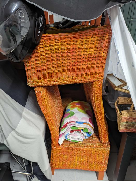 Cadeiras laranja sala